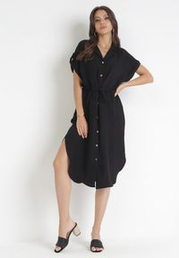 Born2be - Czarna Koszulowa Sukienka Midi z Wiskozy na Guziki z Troczkiem i Wycięciami Alicana. Typ kołnierza: kołnierzyk klasyczny. Kolor: czarny. Materiał: wiskoza. Typ sukienki: koszulowe. Styl: klasyczny. Długość: midi #1