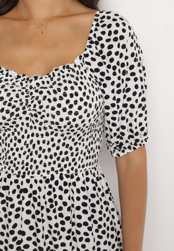 Born2be - Biała Wiskozowa Rozkloszowana Sukienka Mini w Kropki z Falbanką Phelione. Kolor: biały. Materiał: wiskoza. Wzór: kropki. Długość: mini