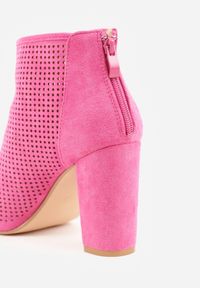 Renee - Fuksjowe Ażurowe Sandały Vices z Imitacji Zamszu na Słupku Finiri. Okazja: do pracy, na spotkanie biznesowe. Nosek buta: otwarty. Kolor: różowy. Materiał: zamsz. Wzór: ażurowy. Obcas: na słupku. Styl: biznesowy. Wysokość obcasa: średni #10