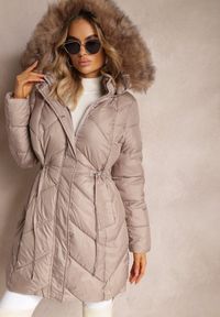 Renee - Beżowa Długa Pikowana Kurtka w Stylu Parki z Troczkiem w Pasie i Sztucznym Futerkiem Abelasa. Okazja: na co dzień. Kolor: beżowy. Materiał: futro. Długość: długie. Sezon: zima. Styl: klasyczny, casual, street