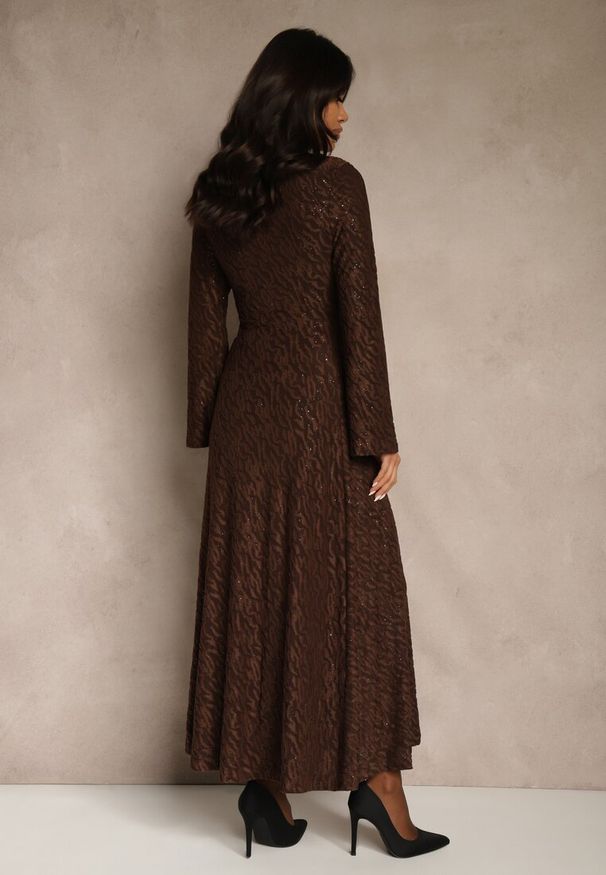 Renee - Brązowa Rozkloszowana Sukienka Longsleeve w Zebrę Zdobiona Brokatem Mevilisa. Kolor: brązowy. Długość rękawa: długi rękaw. Wzór: aplikacja, motyw zwierzęcy. Styl: klasyczny