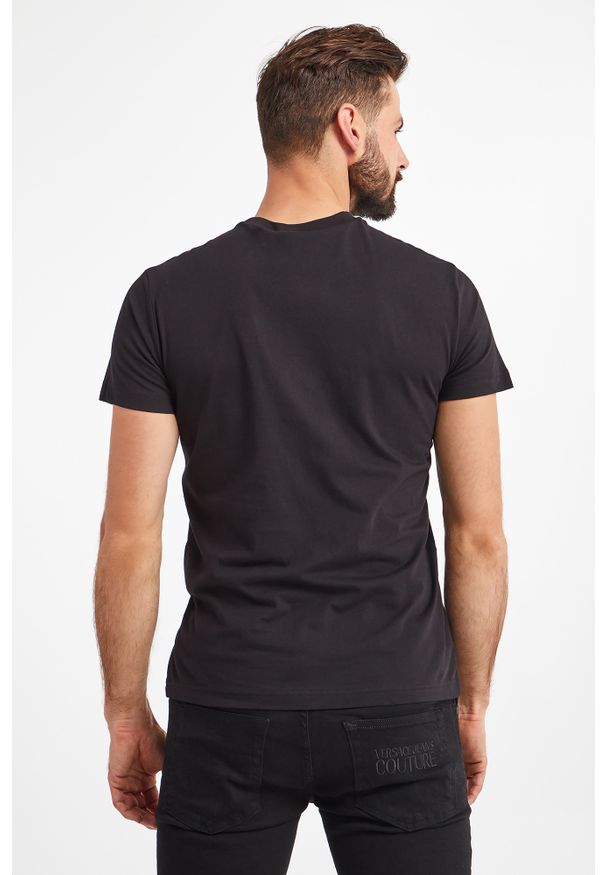 Versace Jeans Couture - T-shirt VERSACE JEANS COUTURE. Materiał: bawełna. Długość rękawa: krótki rękaw. Długość: krótkie. Wzór: kolorowy, nadruk