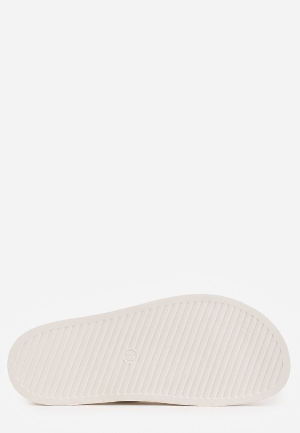 Born2be - Białe Klapki z Ozdobną Klamrą i Paskiem Kaidine. Okazja: do pracy, na co dzień. Kolor: biały. Materiał: materiał, jeans, len. Styl: elegancki, casual