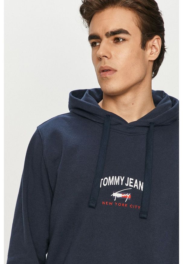Tommy Jeans - Bluza. Okazja: na co dzień. Kolor: niebieski. Materiał: bawełna. Wzór: aplikacja. Styl: casual