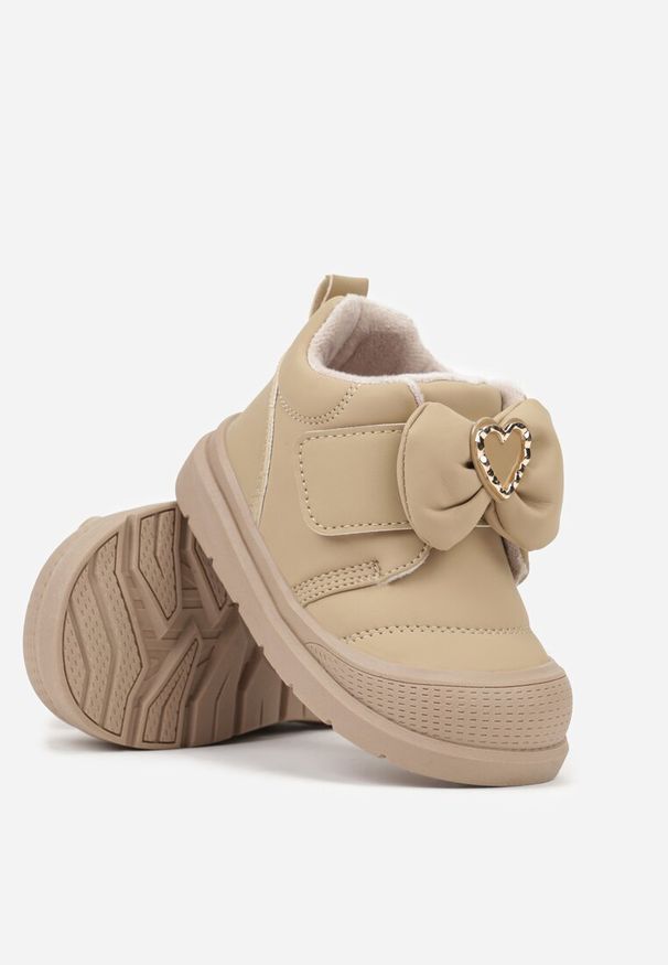 Born2be - Beżowe Botki z Kokardą i Metalicznym Sercem Avoskia. Okazja: na co dzień. Zapięcie: rzepy. Kolor: beżowy. Materiał: jeans. Styl: casual