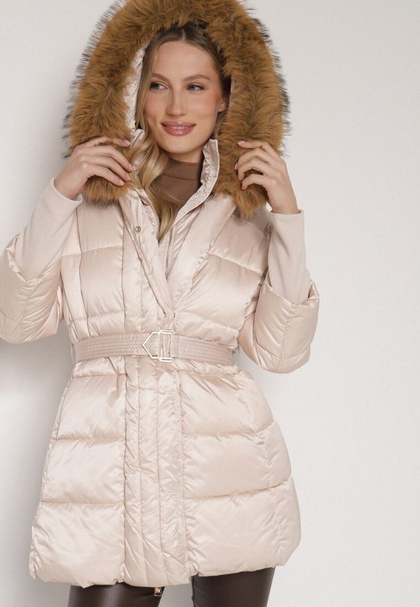 Born2be - Beżowa Kurtka z Pikowanymi Przeszyciami Paskiem i Kapturem z Futrem Lidanessa. Okazja: na co dzień. Kolor: beżowy. Materiał: futro. Styl: casual