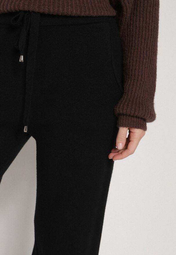 Born2be - Czarne Dzianinowe Spodnie o Szerokim Kroju ze Sznurkami Melatusa. Okazja: na co dzień. Stan: podwyższony. Kolor: czarny. Materiał: dzianina. Styl: klasyczny, casual, elegancki