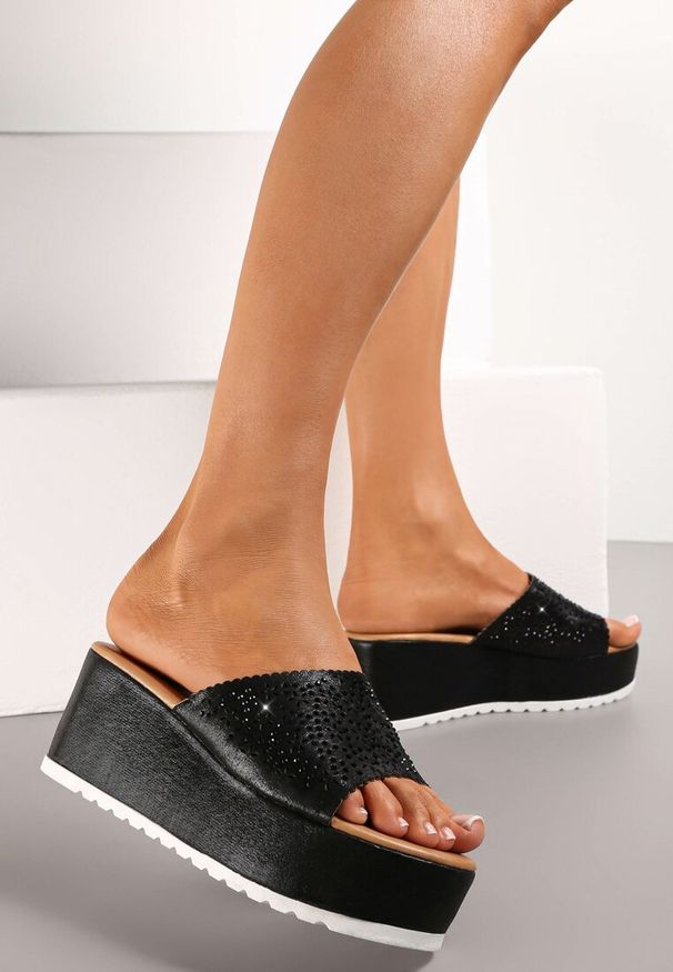 Born2be - Czarne Klapki na Koturnie z Szerokim Paskiem z Perforacją Battis. Kolor: czarny. Obcas: na koturnie