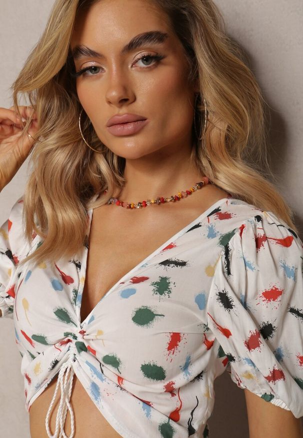 Renee - Biała Wiskozowa Bluzka z Abstrakcyjnym Wzorem Anigella. Kolor: biały. Materiał: wiskoza. Wzór: aplikacja