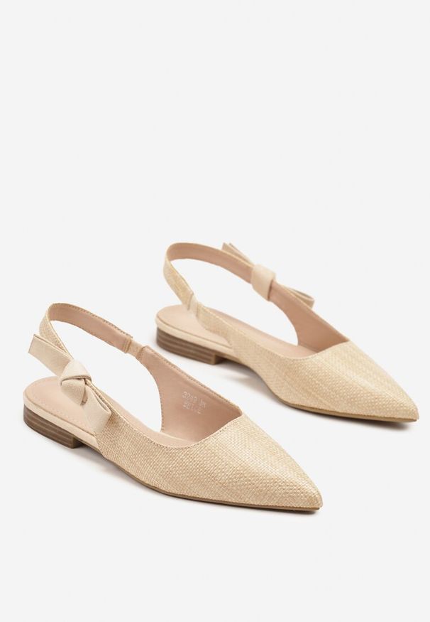 Renee - Jasnobeżowe Sandały Slingback z Tweedowymi Zdobieniami Calritis. Okazja: na co dzień, na spacer. Zapięcie: pasek. Kolor: beżowy. Materiał: jeans. Wzór: aplikacja. Obcas: na obcasie. Styl: elegancki, casual. Wysokość obcasa: niski