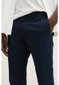 Mango Man spodnie męskie kolor granatowy w fasonie chinos. Okazja: na co dzień. Kolor: niebieski. Materiał: tkanina, włókno. Wzór: gładki. Styl: casual #2