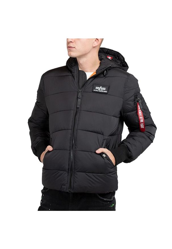 Kurtka Alpha Industries Hooded Puffer 11811303 - czarna. Typ kołnierza: kaptur. Kolor: czarny. Materiał: materiał, syntetyk, poliester, nylon, puch. Wzór: aplikacja. Styl: klasyczny