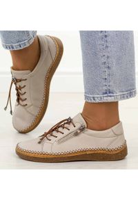 Szare skórzane półbuty damskie T.Sokolski 8207. Okazja: na co dzień. Nosek buta: okrągły. Zapięcie: zamek. Kolor: szary. Szerokość cholewki: normalna. Wzór: kolorowy. Materiał: skóra. Sezon: jesień, wiosna. Styl: klasyczny, casual #1