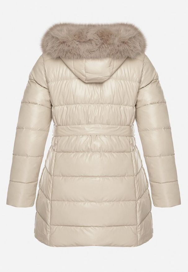 Born2be - Ciemnobeżowa Pikowana Kurtka z Kapturem z Futrem i Wiązanym Paskiem Zenilka. Okazja: na co dzień. Typ kołnierza: kaptur. Kolekcja: plus size. Kolor: beżowy. Materiał: futro. Styl: casual, elegancki