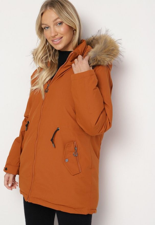 Born2be - Brązowa Kurtka Parka z Odpinanym Kapturem i Futerkiem Ściągana w Pasie Fezilena. Okazja: na imprezę. Kolor: brązowy. Materiał: futro. Długość: długie. Styl: elegancki