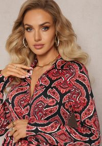 Renee - Czerwona Sukienka Koszulowa z Materiałowym Paskiem z Wzorem Paisley Cevilia. Kolor: czerwony. Materiał: materiał. Wzór: paisley. Typ sukienki: koszulowe. Długość: midi