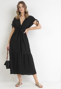 Born2be - Czarna Rozkloszowana Sukienka z Falbaną Atina. Kolor: czarny #1
