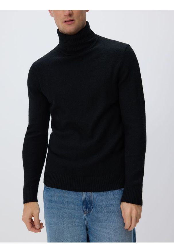 Reserved - Sweter z wełną merino - czarny. Typ kołnierza: golf. Kolor: czarny. Materiał: wełna