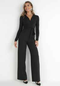 Born2be - Czarny Kombinezon z Kopertowym Dekoltem Cizine. Okazja: na co dzień. Kolor: czarny. Długość rękawa: długi rękaw. Długość: długie. Styl: casual #6