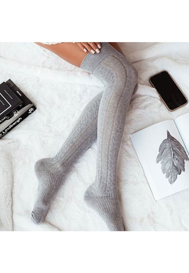 Milena - Szare ażurowe zakolanówki z warkoczem 223. Kolor: szary. Materiał: tkanina, elastan, bawełna, materiał, poliamid. Wzór: ażurowy