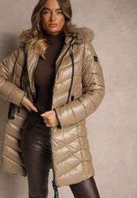 Renee - Brązowa Taliowana Kurtka z Pikowanymi Przeszyciami i Kapturem z Futrem Nalidea. Okazja: na co dzień. Typ kołnierza: golf. Kolor: brązowy. Materiał: futro. Styl: casual #3