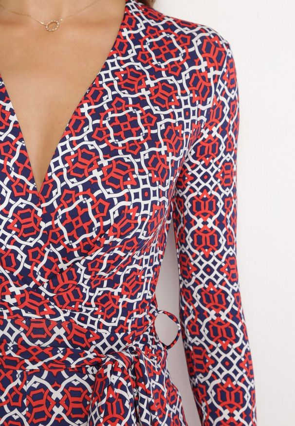 Born2be - Czerwono-Biały Wzorzysty Kombinezon z Długim Rękawem i Szerokimi Spodniami z Wiązaniem w Pasie Vilati. Kolor: niebieski. Długość rękawa: długi rękaw. Długość: długie. Wzór: geometria. Styl: elegancki