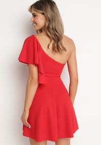 Born2be - Czerwona Asymetryczna Sukienka na Jedno Ramię z Falbanką Ellasue. Okazja: na co dzień, na imprezę. Kolor: czerwony. Typ sukienki: asymetryczne. Styl: casual, elegancki #3