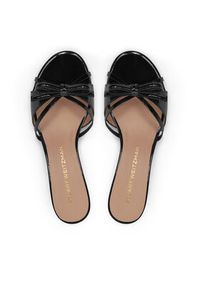 Stuart Weitzman Klapki Felicyty Solide SK118 Czarny. Kolor: czarny. Materiał: lakier, skóra