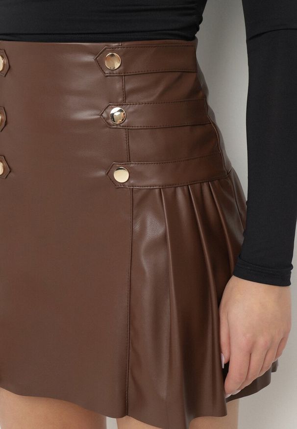 Born2be - Brązowa Spódnica z Bawełną z Ekoskóry z Wysokim Stanem Ozdobiona Napami Tillina. Okazja: na co dzień. Stan: podwyższony. Kolor: brązowy. Materiał: bawełna. Wzór: aplikacja. Styl: elegancki, casual