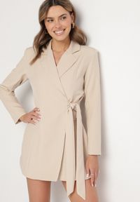 Born2be - Beżowa Kopertowa Sukienka z Imitacją Kieszeni Talriti. Kolor: beżowy. Typ sukienki: kopertowe. Styl: elegancki