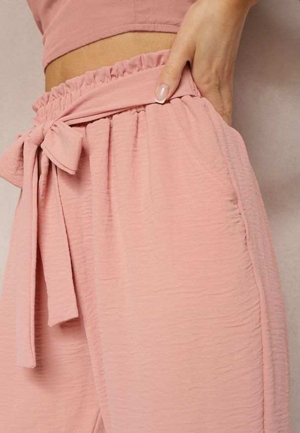 Renee - Ciemnoróżowe Spodnie High Waist Wiązane w Pasie Wykończone Gumką w Talii Dimixi. Okazja: na co dzień. Stan: podwyższony. Kolor: różowy. Styl: casual