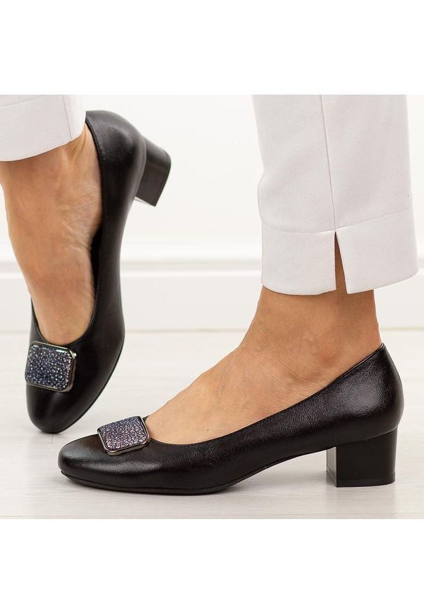 Czarne czółenka damskie na obcasie M.Daszyński Sa210-8. Nosek buta: okrągły. Kolor: czarny. Materiał: skóra. Szerokość cholewki: normalna. Sezon: wiosna, jesień, lato. Obcas: na obcasie. Styl: elegancki, klasyczny. Wysokość obcasa: średni