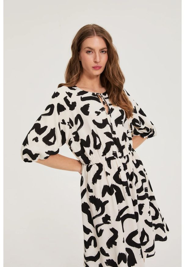 MOODO - Wiskozowa sukienka z nadrukiem beżowa. Kolor: beżowy. Materiał: wiskoza. Wzór: nadruk