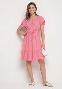 Born2be - Różowa Wiskozowa Sukienka z Kopertowym Dekoltem i Paskiem Aurenelle. Okazja: na co dzień. Typ kołnierza: dekolt kopertowy. Kolor: różowy. Materiał: wiskoza. Długość rękawa: krótki rękaw. Sezon: wiosna, lato. Typ sukienki: kopertowe. Styl: casual #4