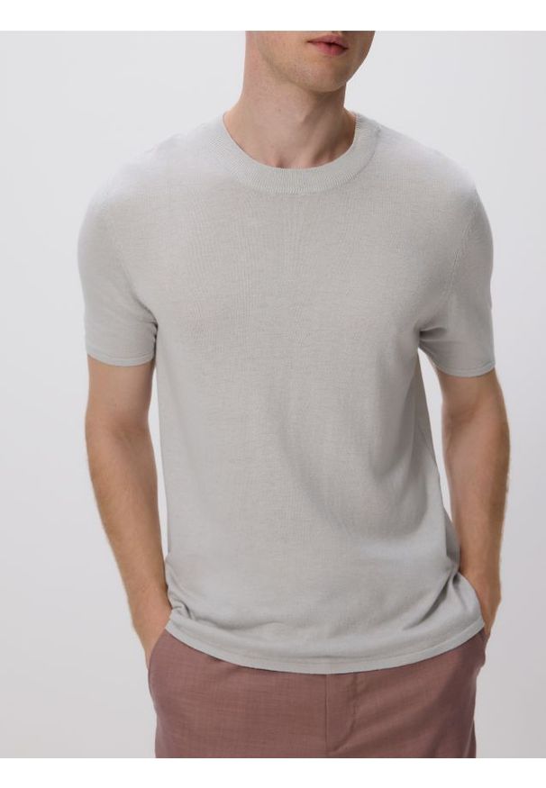 Reserved - T-shirt regular z lnem - jasnoszary. Kolor: szary. Materiał: len