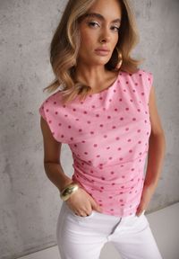 Renee - Różowa Bluzka w Groszki z Siateczki Ozdobiona Marszczeniami bez Rękawów Doreisa. Okazja: na co dzień. Kolor: różowy. Materiał: jeans. Długość rękawa: bez rękawów. Wzór: aplikacja, grochy. Styl: elegancki, casual #1