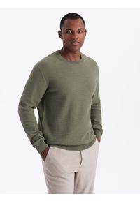 Ombre Clothing - Sweter męski RELAXED FIT z dzianiny o splocie diamentowym – oliwkowy V4 - Rozmiar: XXL. Okazja: na co dzień. Kolor: oliwkowy. Materiał: dzianina. Wzór: ze splotem. Styl: klasyczny, casual #1
