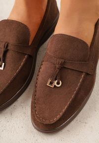 Born2be - Brązowe Lekkie Mokasyny VICES z Metalowymi Ozdobami i Skórzaną Wkladką Adrialee. Nosek buta: okrągły. Kolor: brązowy. Materiał: skóra. Wzór: aplikacja. Obcas: na obcasie. Styl: klasyczny. Wysokość obcasa: niski #5