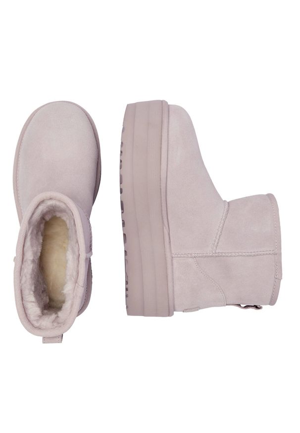 Ugg - UGG W CLASSIC MINI PLATFORM Buty zimowe damskie. Kolor: fioletowy. Materiał: zamsz, skóra, poliester, wełna, lyocell. Szerokość cholewki: normalna. Wzór: aplikacja. Sezon: zima. Obcas: na platformie