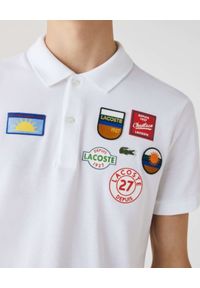 Lacoste - LACOSTE - Biała koszulka polo z naszywkami Regular Fit. Typ kołnierza: polo. Kolor: biały. Materiał: bawełna, prążkowany. Wzór: aplikacja #2