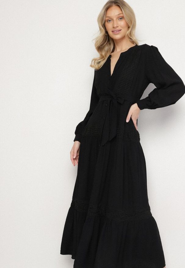 Born2be - Czarna Rozkloszowana Sukienka z Wiskozy z Wiązanym Paskiem i Koronką Reivoria. Okazja: na co dzień, na spacer. Typ kołnierza: dekolt w kształcie V. Kolor: czarny. Materiał: koronka, wiskoza. Długość rękawa: długi rękaw. Wzór: koronka. Styl: klasyczny, casual