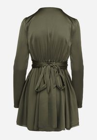 Born2be - Zielona Satynowa Sukienka Mini z Głębokim Dekoltem i Wiązaniem z Tyłu Liadan. Okazja: na imprezę. Kolor: zielony. Materiał: satyna. Styl: elegancki. Długość: mini #4