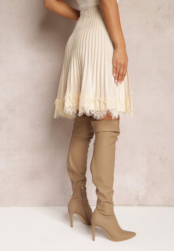 Renee - Jasnobeżowa Spódnica Mini Rozkloszowana z Gumką w Talii Saniurio. Kolor: beżowy. Długość: krótkie