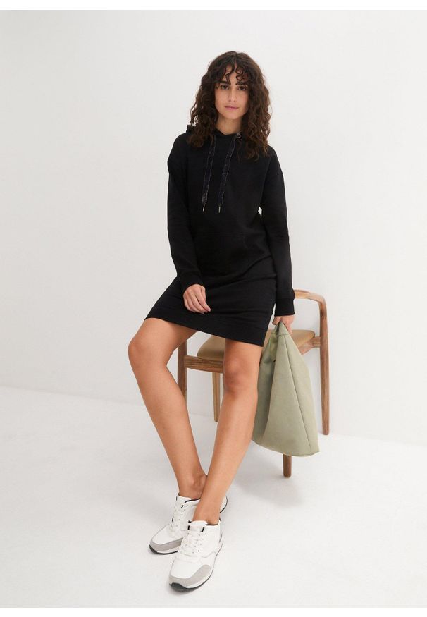 bonprix - Sukienka dresowa z bawełny organicznej. Typ kołnierza: kaptur. Kolor: czarny. Materiał: bawełna, dresówka