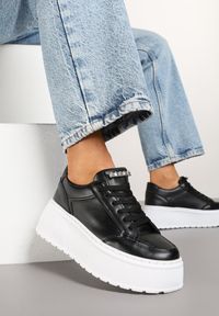 Renee - Czarne Sneakersy na Platformie Ozdobione Przeszyciami Tatoretia. Okazja: na co dzień. Kolor: czarny. Materiał: jeans. Wzór: aplikacja. Obcas: na platformie #4