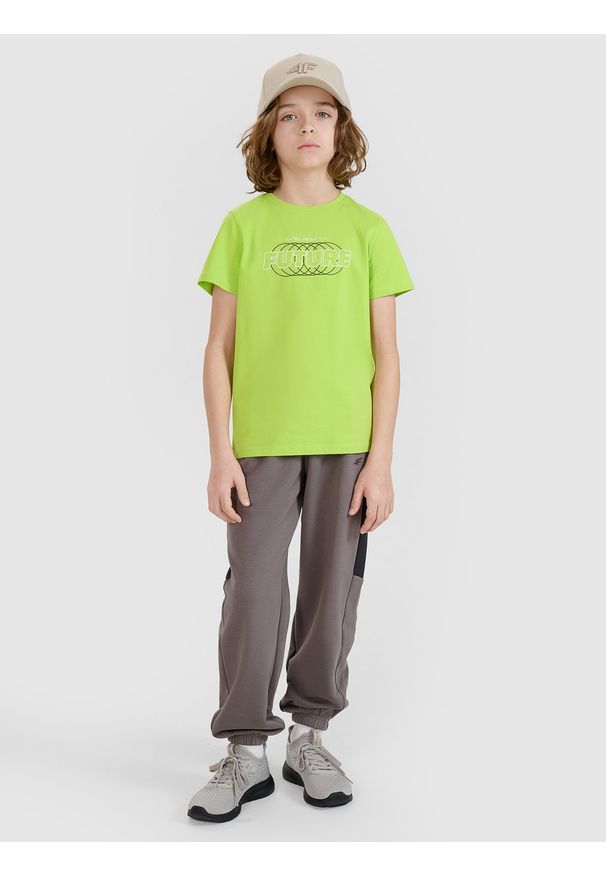 4f - 4F T-shirt regular z nadrukiem chłopięcy - zielony 152 (11-12 lat). Okazja: na co dzień. Kolor: zielony. Materiał: bawełna, jersey, dzianina. Długość rękawa: krótki rękaw. Długość: krótkie. Wzór: nadruk. Sezon: lato. Styl: sportowy, casual, klasyczny