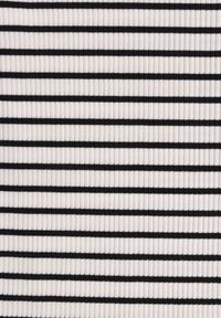 Renee - Biało-Granatowy Bawełniany T-shirt Koszulka w Paski z Krótkim Rękawem Fralea. Okazja: na co dzień. Kolor: biały. Materiał: bawełna. Długość rękawa: krótki rękaw. Długość: krótkie. Wzór: paski. Styl: casual, elegancki #6