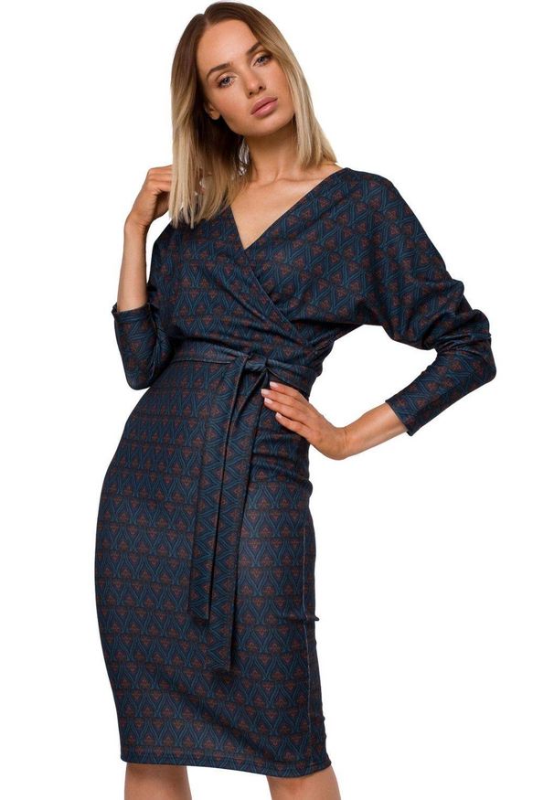 MOE - Elegancka kopertowa ołówkowa sukienka z nadrukiem. Materiał: dzianina, materiał, elastan. Wzór: nadruk. Typ sukienki: kopertowe, ołówkowe. Styl: elegancki. Długość: midi