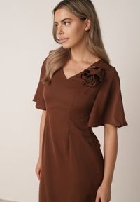 Born2be - Brązowa Koktajlowa Sukienka VICES ze Zwiewnymi Rękawami i Kwiatową Aplikacją 3D Talilia. Okazja: na wesele, na ślub cywilny, na imprezę. Kolor: brązowy. Wzór: aplikacja, kwiaty. Styl: wizytowy #4
