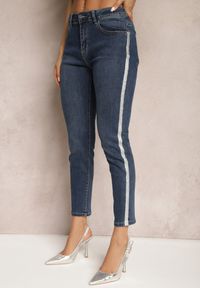 Renee - Granatowe Jeansy o Fasonie Skinny z Lampasami z Brokatu Qistella. Okazja: na co dzień. Kolor: niebieski. Długość: długie. Styl: rockowy, casual, wizytowy #4